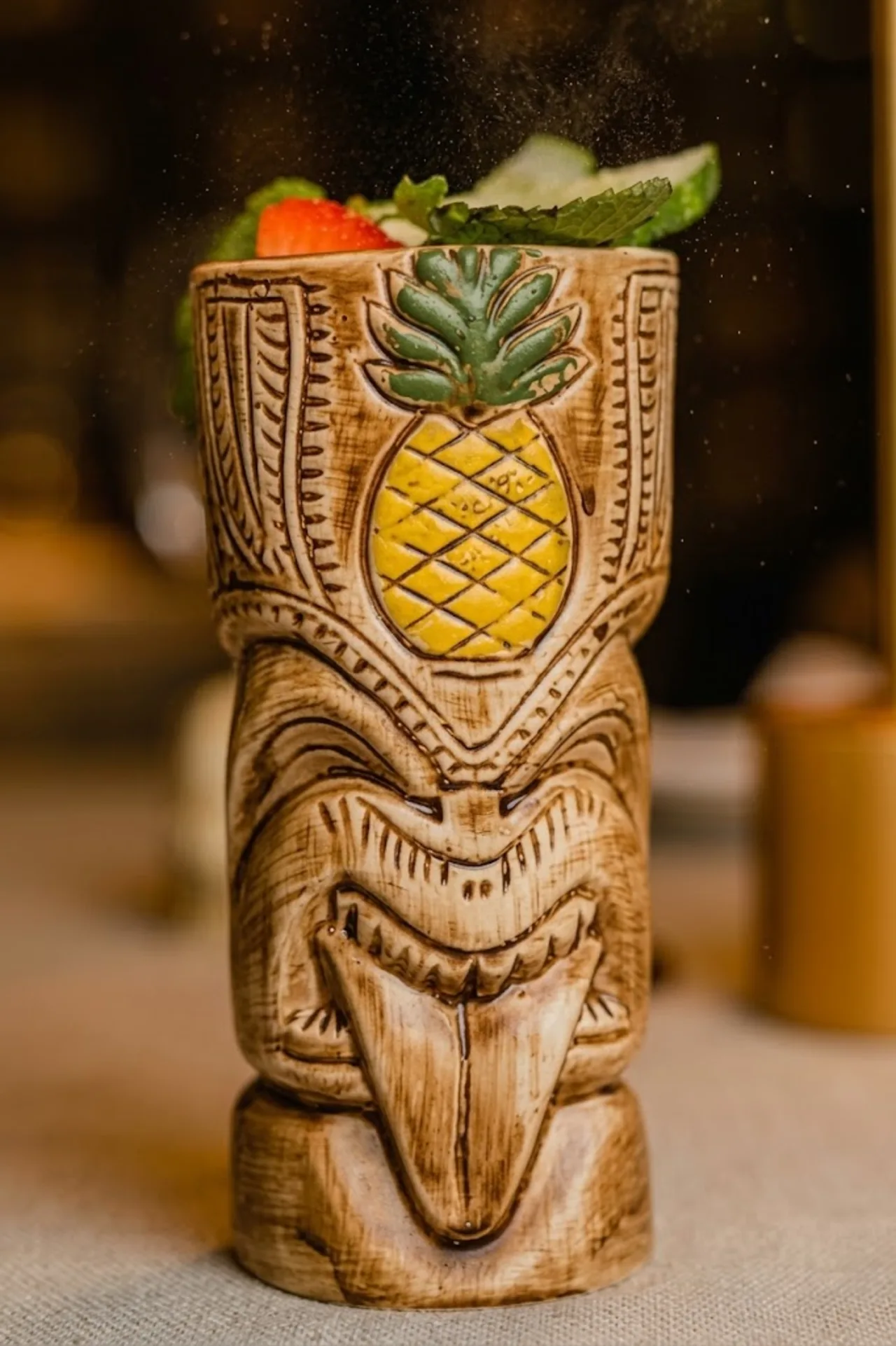 Coctel tiki servido en piña