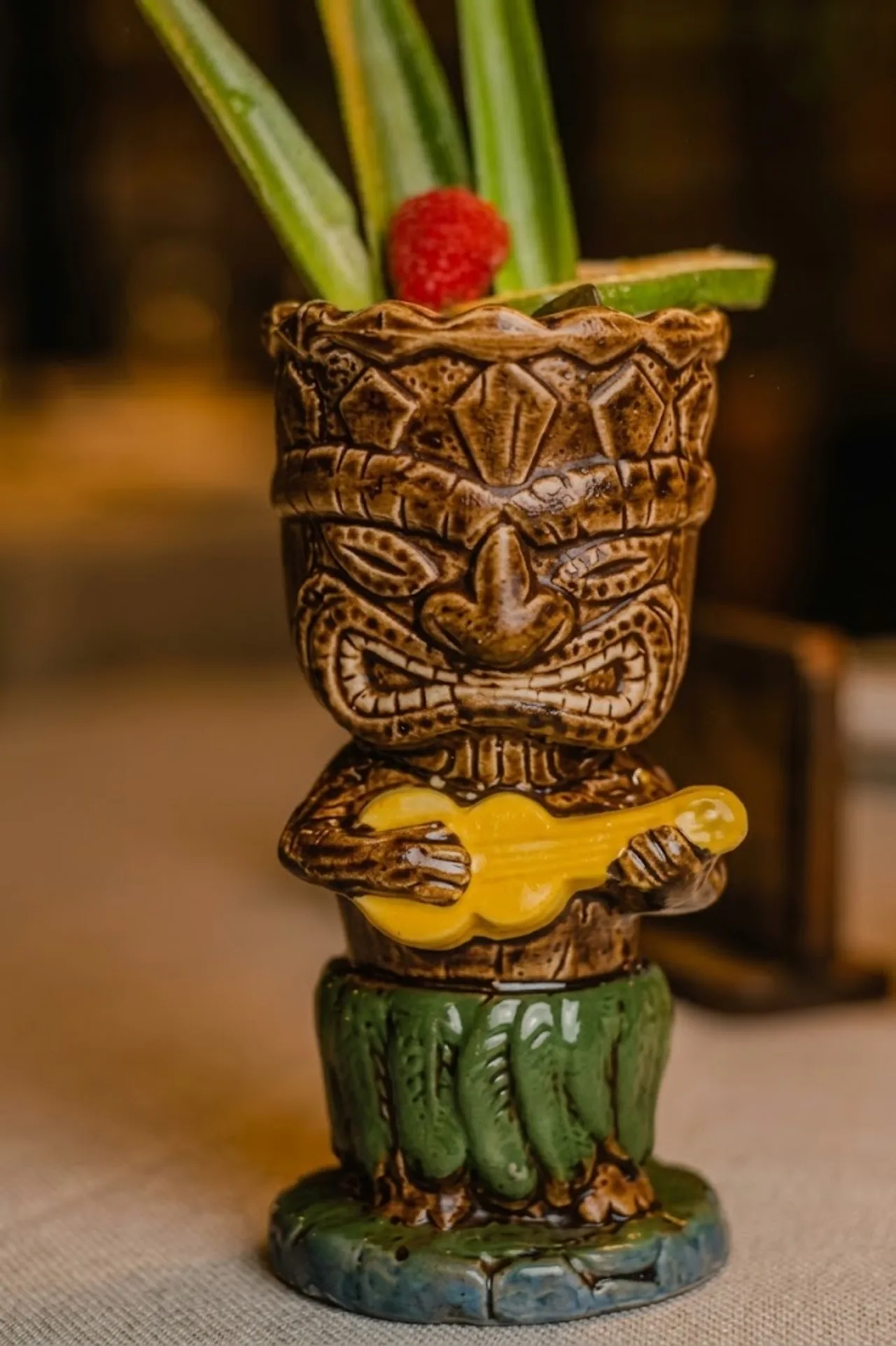 Coctel tiki en vaso de ukulele